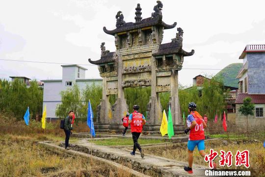 图为参赛运动员穿越历史文化名村——灌阳月岭村。　唐梦宪 摄